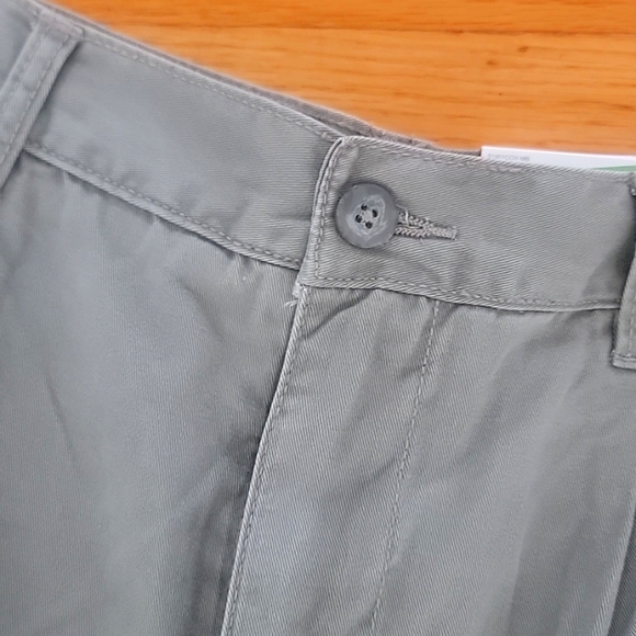 Covington Grayish Green Flat Front Shorts Casual Style - Picture 2 of 4